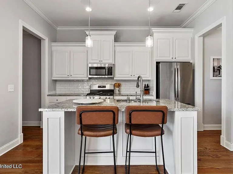 313 E Buttonwood Ln — Photo 8