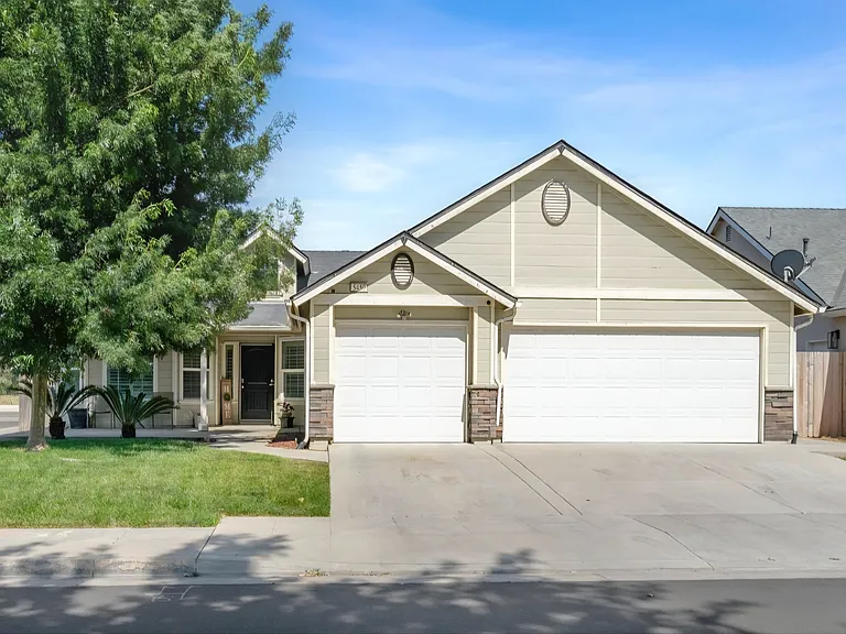 5450 N Maruyama Ave — Photo 1
