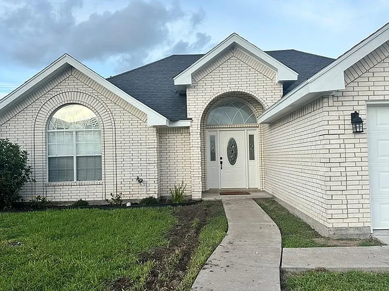 2522 Country Dr N — Photo 2