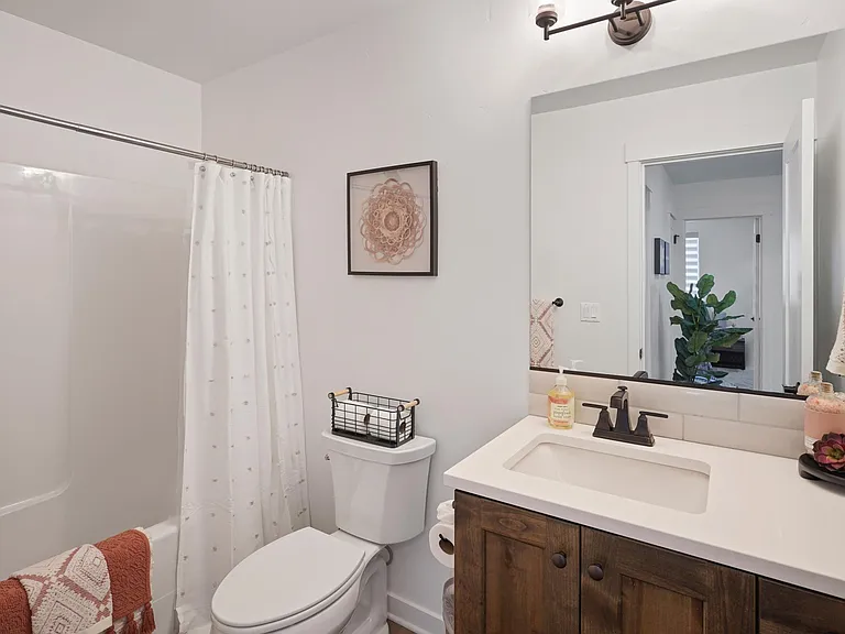 2376 NE Victor Pl — Photo 4