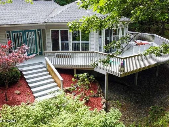 23 Sleepy Hollow Ln, East Stroudsburg, PA 18302