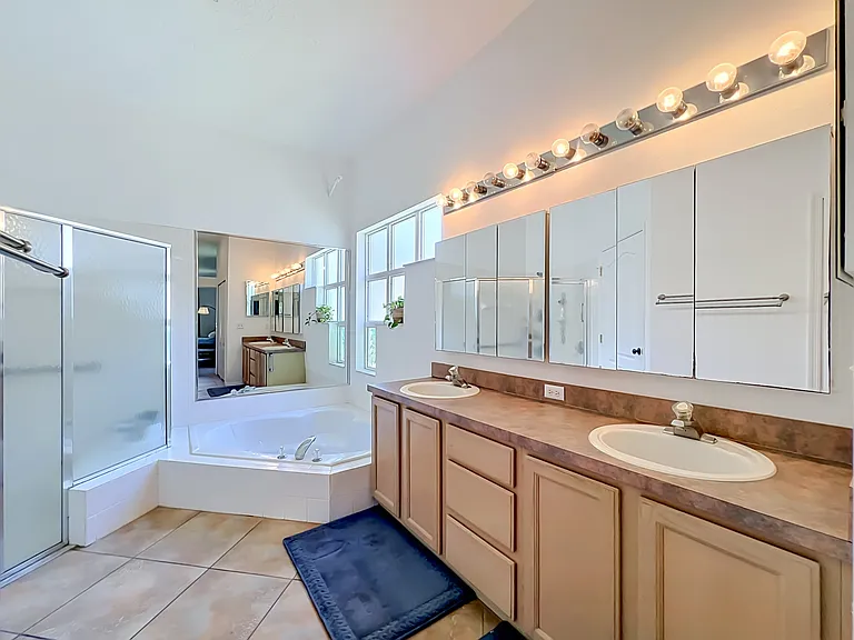 2125 Emerald Green Cir — Photo 44