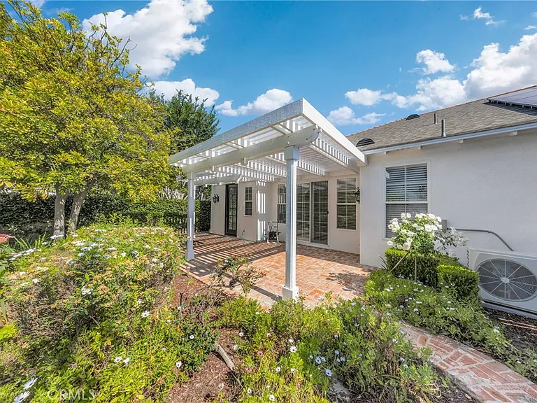 2 Gardengate Ln — Photo 39