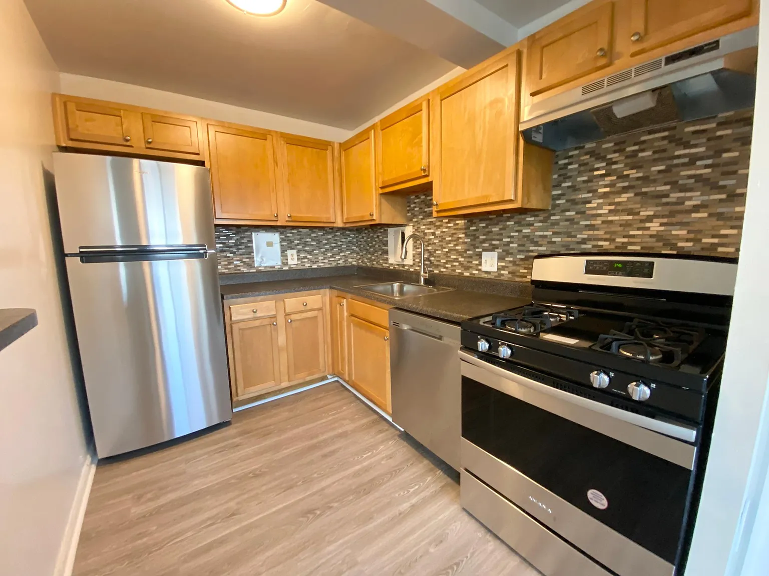 Kings Park Plaza Apartments — Photo 3