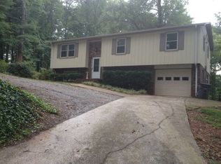 2 Glenmore Dr, Greenville, SC 29617