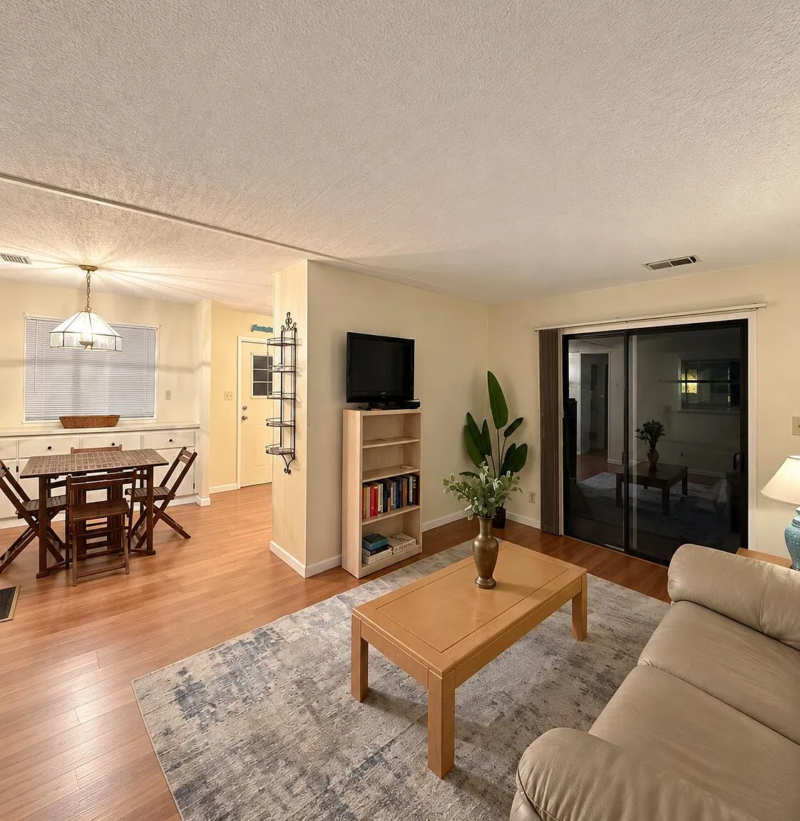 2 bed, 2.0 bath, 7965 sqft, $1,800 — Photo 3