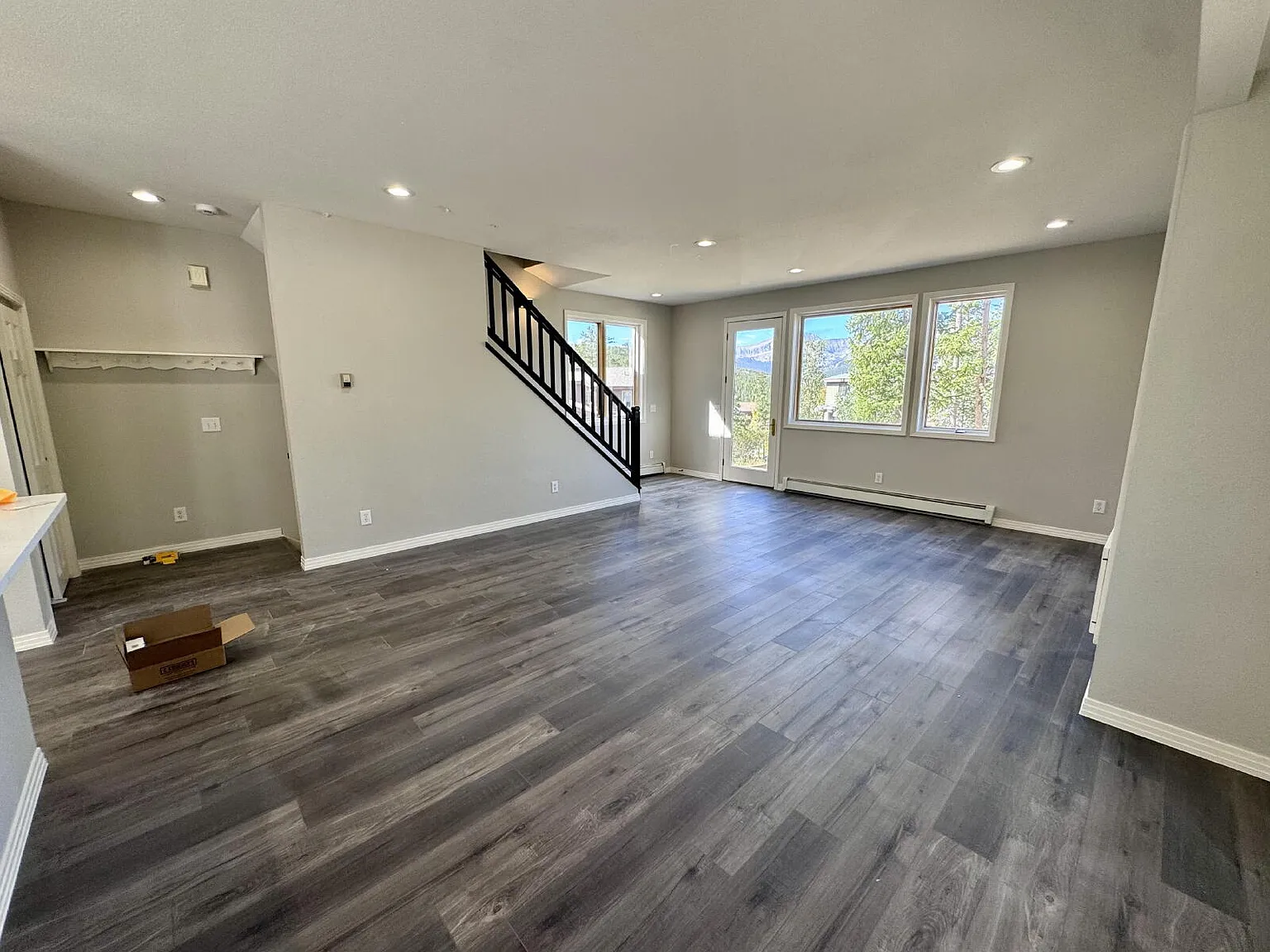 Spacious 4 Bed 3.5 Bath Townhome — Photo 2