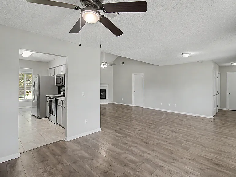 703 Woods Ct — Photo 3