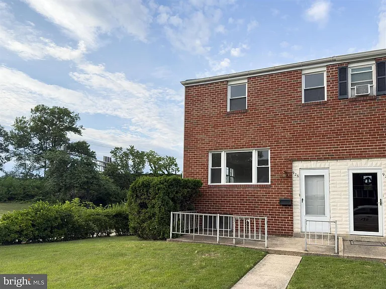 926 Regina Dr — Photo 1