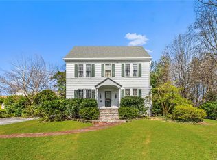 335 Old Lakeville Rd, Great Neck, NY 11020