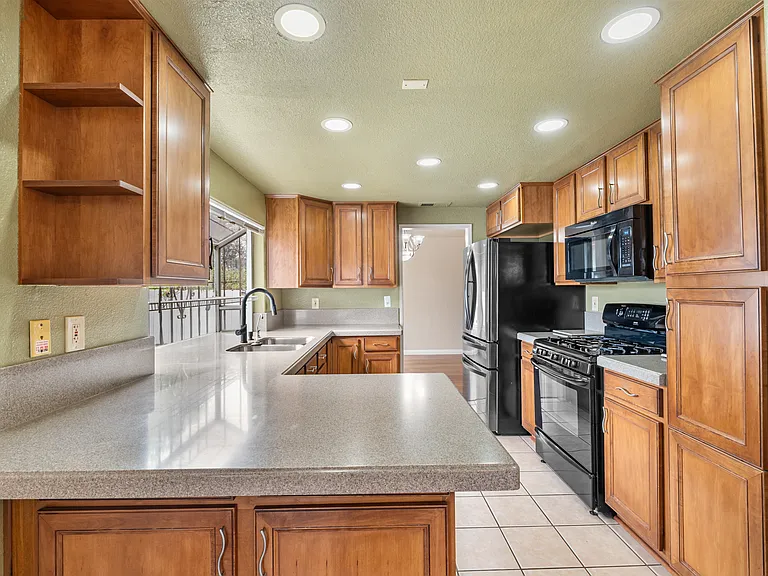 833 Joanna Dr — Photo 10