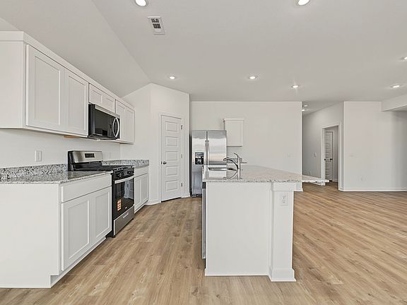 5th image of 521 Riggs St