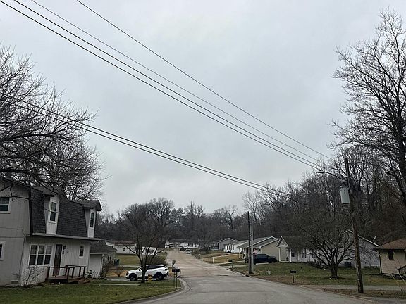 5th image of 8 Brown Dr