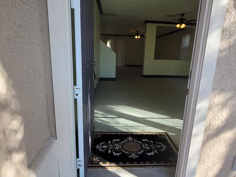 1850 E Patrick Ln — Photo 3