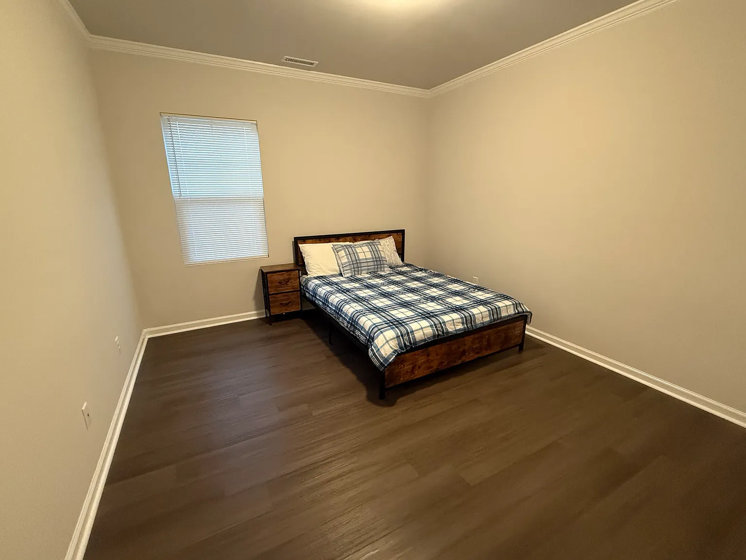 5 bed, 2375 sqft, $2,599 — Photo 3