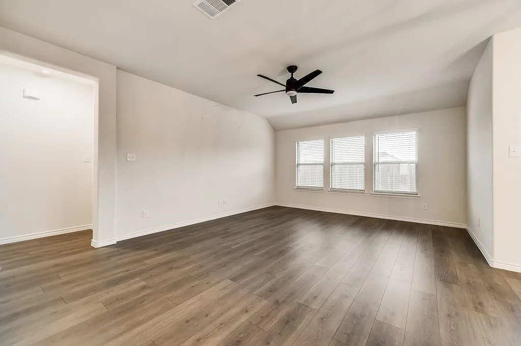 4 bed, 2036 sqft, $2,750 — Photo 4
