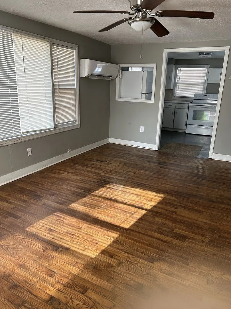 Adorable 2 Bedroom/ 1 Bathroom House — Photo 2