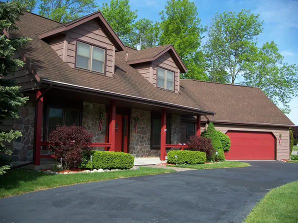 1362 Westwood Ln, Manitowoc, WI 54220