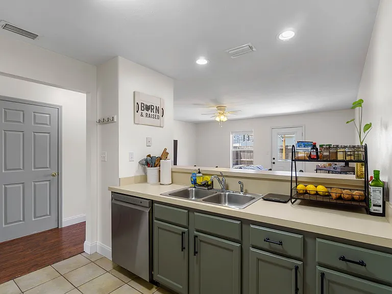 503 Sullivan St NW #F — Photo 11