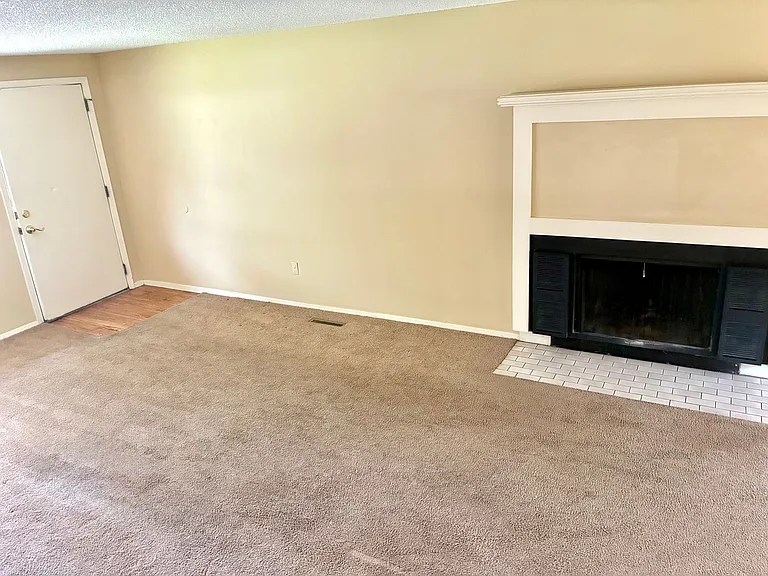 2204-2206 Albany Ct — Photo 6