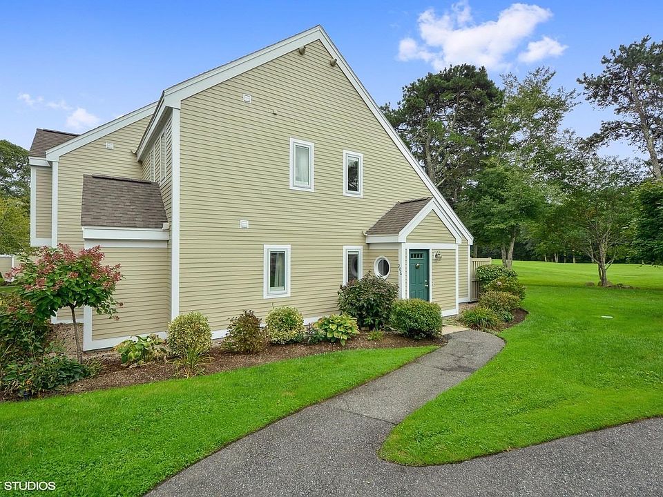 206 Billington is a premier end unit on the 9th Fairway of the Ocean Edge golf course.