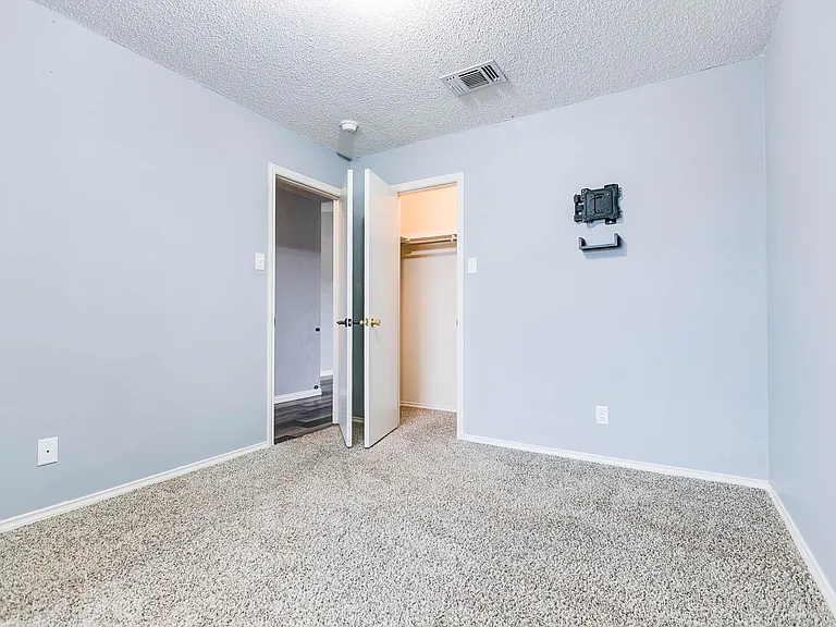 1221 Elmo Ln — Photo 33