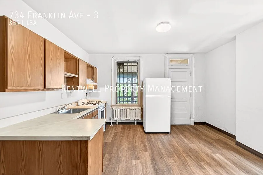 734 Franklin Ave #3