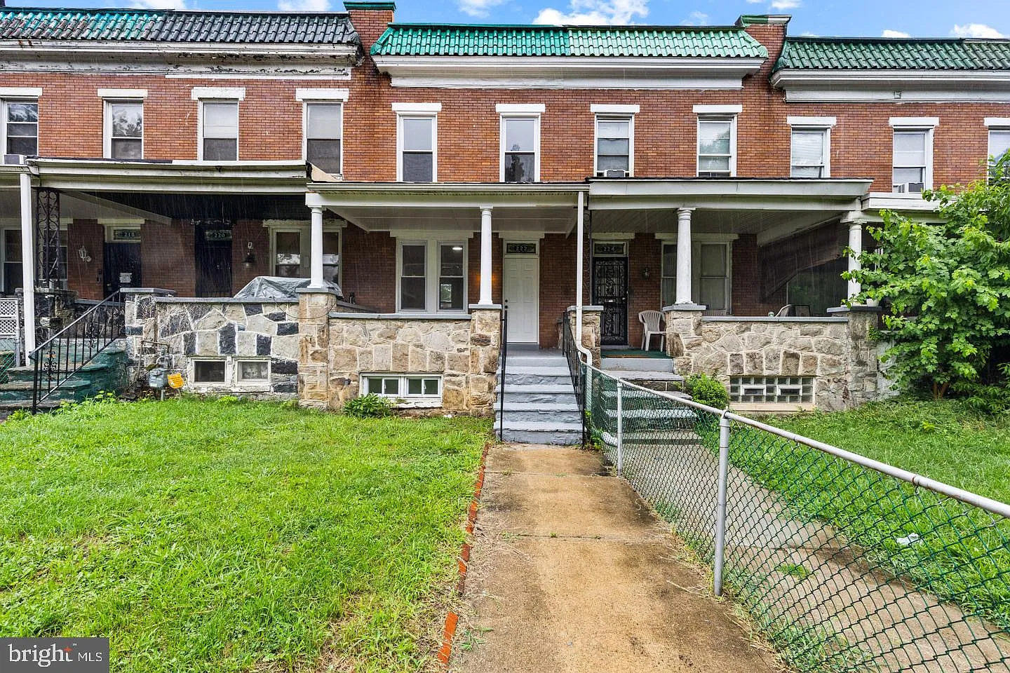 3 bed, 1.0 bath, 1120 sqft, $1,900 — Photo 1