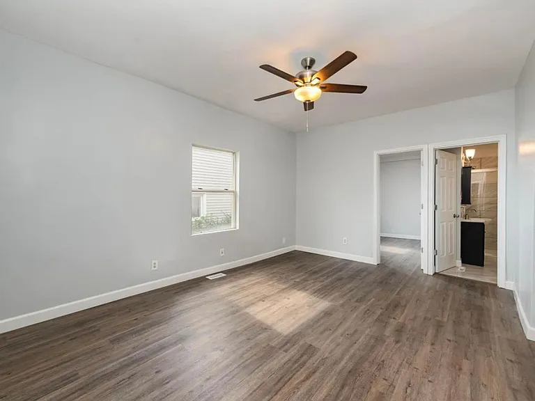 E. Walnut Hills - Cute 2 Bed In Upper Of 2 Family — Photo 17