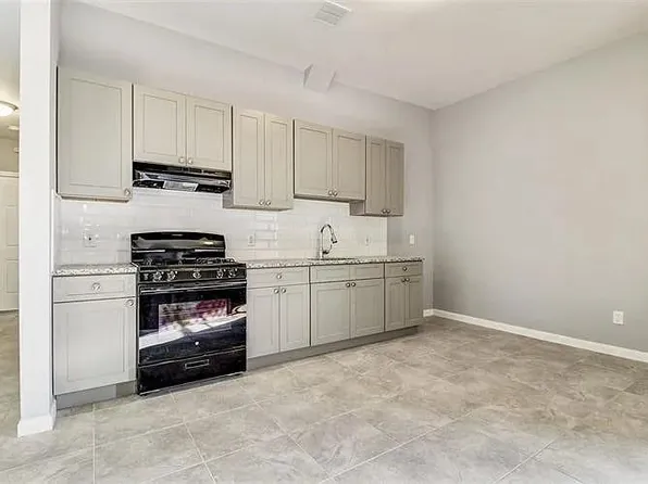 585 Bramhall Avenue image 1 of 11