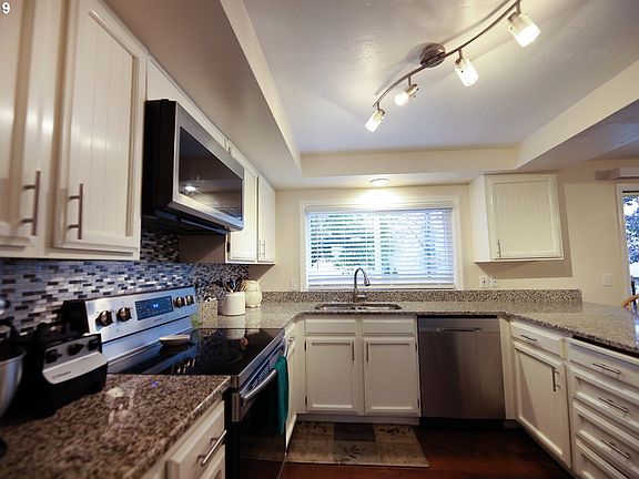 3rd image of 601 SE Olympia Dr