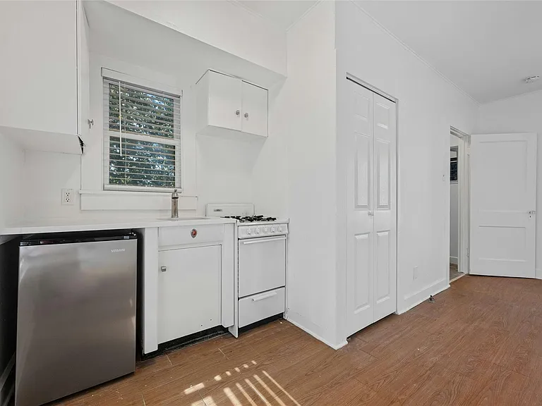 2201 Leon St #G — Photo 6