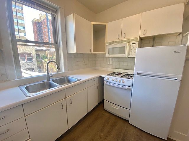 1st image of 901 W Carmen Ave #3E