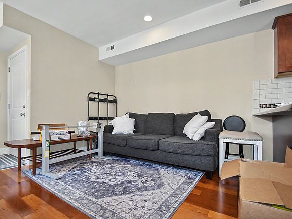 3rd image of 637 N 2nd St APT 2