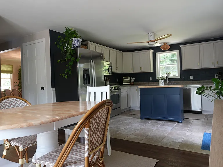 4 Russell Ave — Photo 6