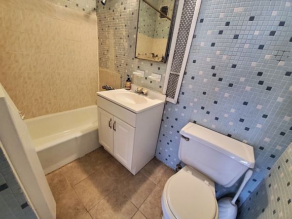 4th image of 338 E 14th St