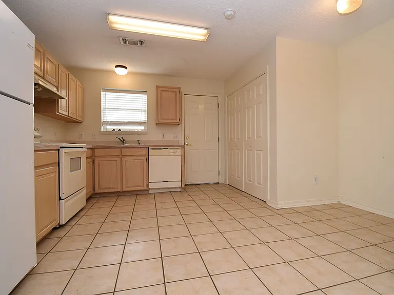 207 N Homer St — Photo 4