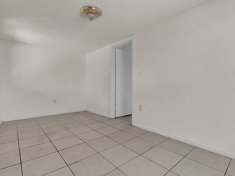 6110 Makee Ave — Photo 6