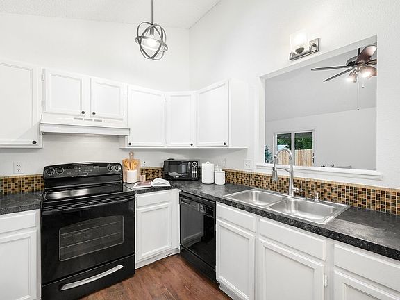 5th image of 858 S Ouray Dr