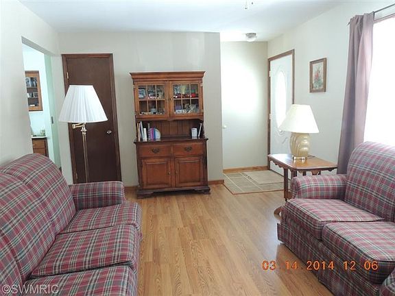 3rd image of 4595 Breckenridge Dr NE