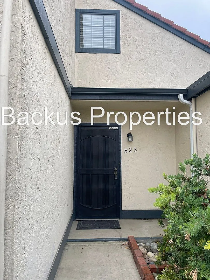 Wonderful two-story three bedroom home in North Salinas — Photo 2