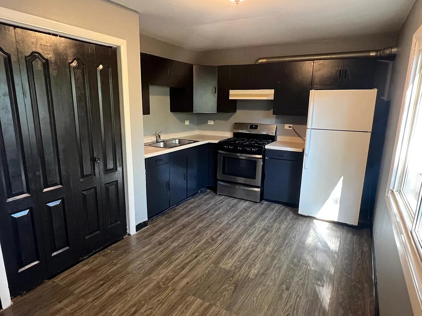 4 bed, 1.5 bath, 1400 sqft, $3,350 — Photo 3