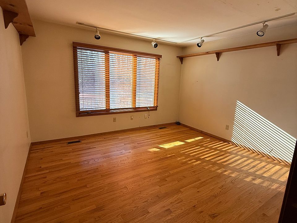 2nd image of 24 Jefferson Landing Cir