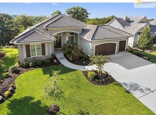 6089 Southlake Dr, Parkville, MO 64152