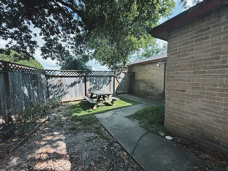 9906 Hundred Oaks Cir #B — Photo 26