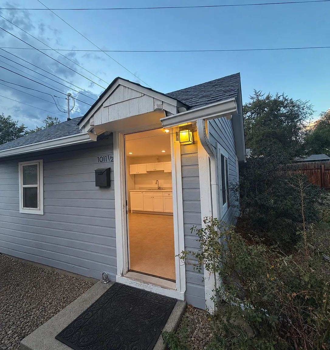 1011 Pratt St — Photo 3