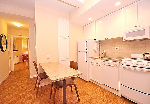 4th image of 150 W 51st St APT 1235