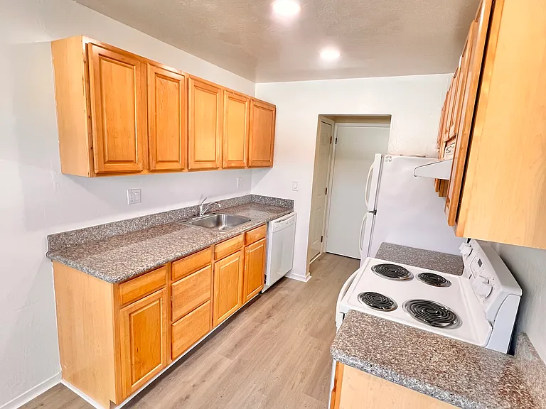 631 Sylvan St #3 — Photo 6