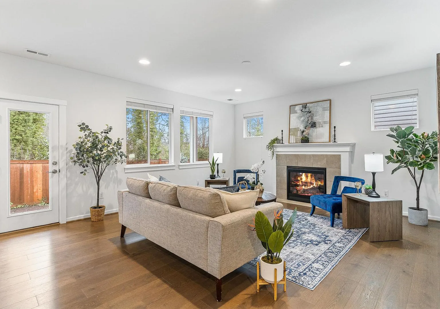 Modern Built Home in Great Neighborhood - 4 bed with den + 2.5 bath, remodeled Kitchen — Photo 2