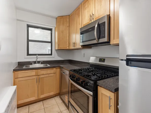 200 East 15th Street image 4 of 12